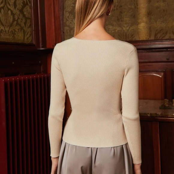 🆕 The Damzellah Button Accent Sweater - Picture 6 of 10